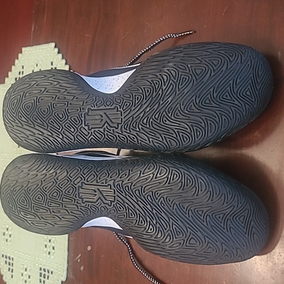 Nike Kyrie Flytrap 4.  Size 10 Men's. - Picture 12 of 13